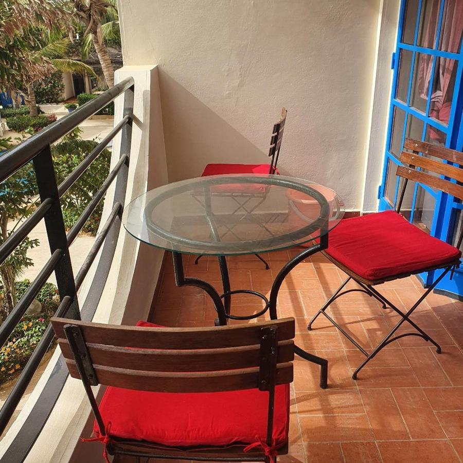 Superbe Appartement Avec Piscine, Proche Centre Ville, Restaurant, Mer Saly Luaran gambar
